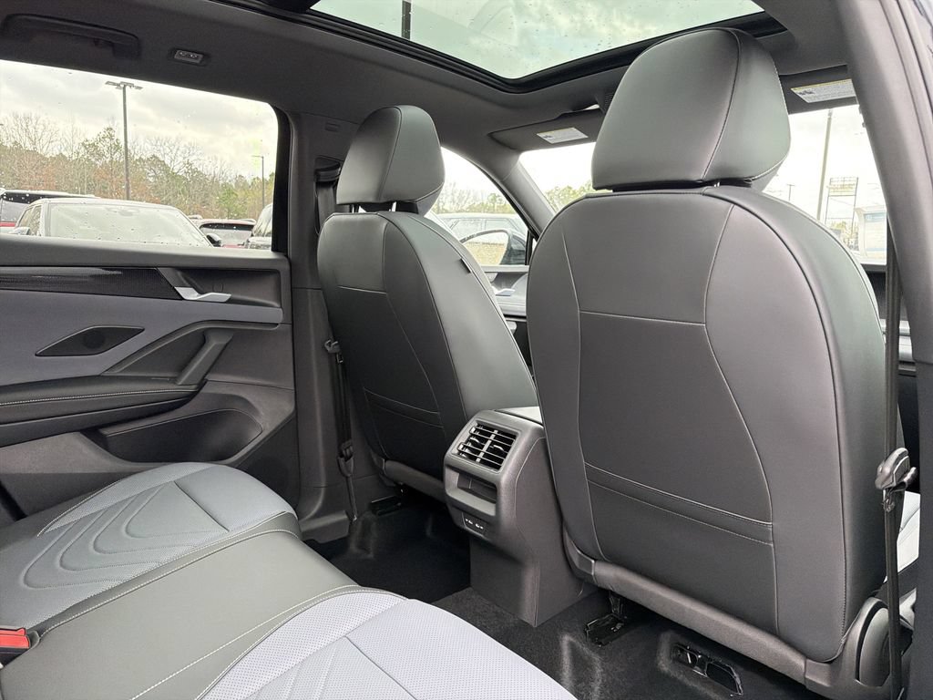 New 2026 Volkswagen Tiguan SE R-Line FWD image 18