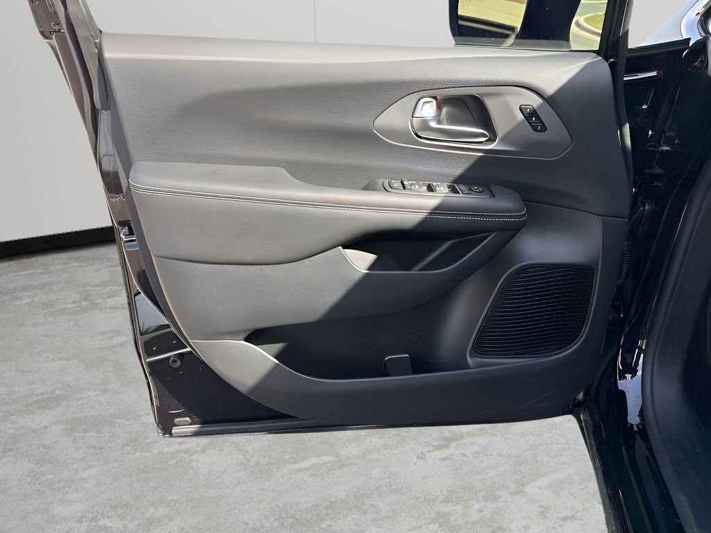 New 2025 Chrysler Pacifica Select AWD/4WD image 17