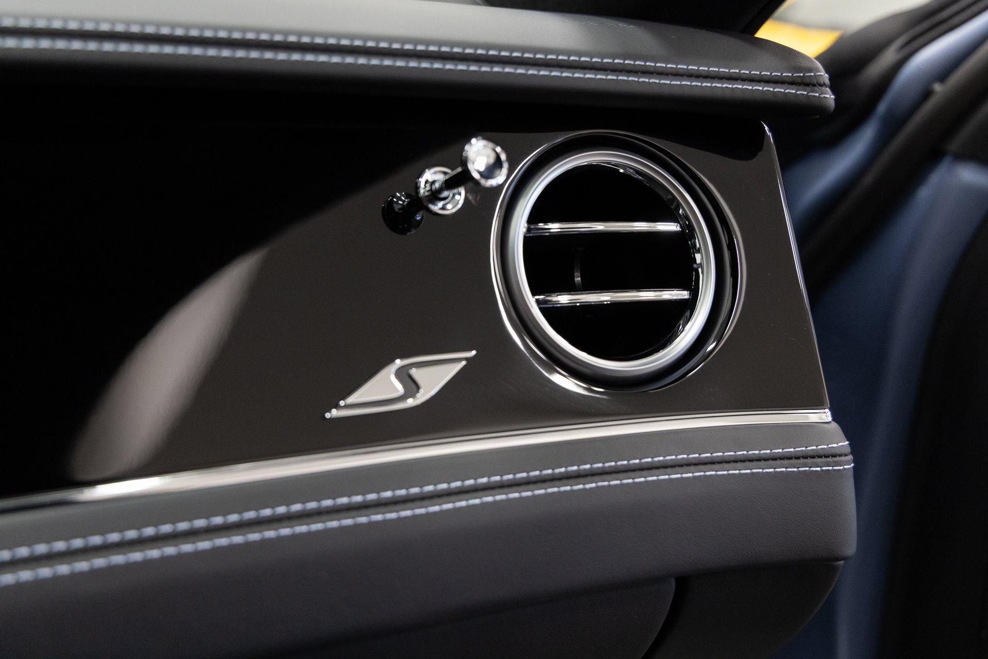 Used 2024 Bentley Flying Spur Plug-In Hybrid AWD/4WD image 23