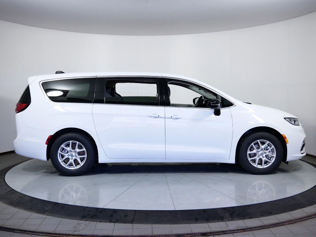 New 2024 Chrysler Pacifica Touring-L image 9