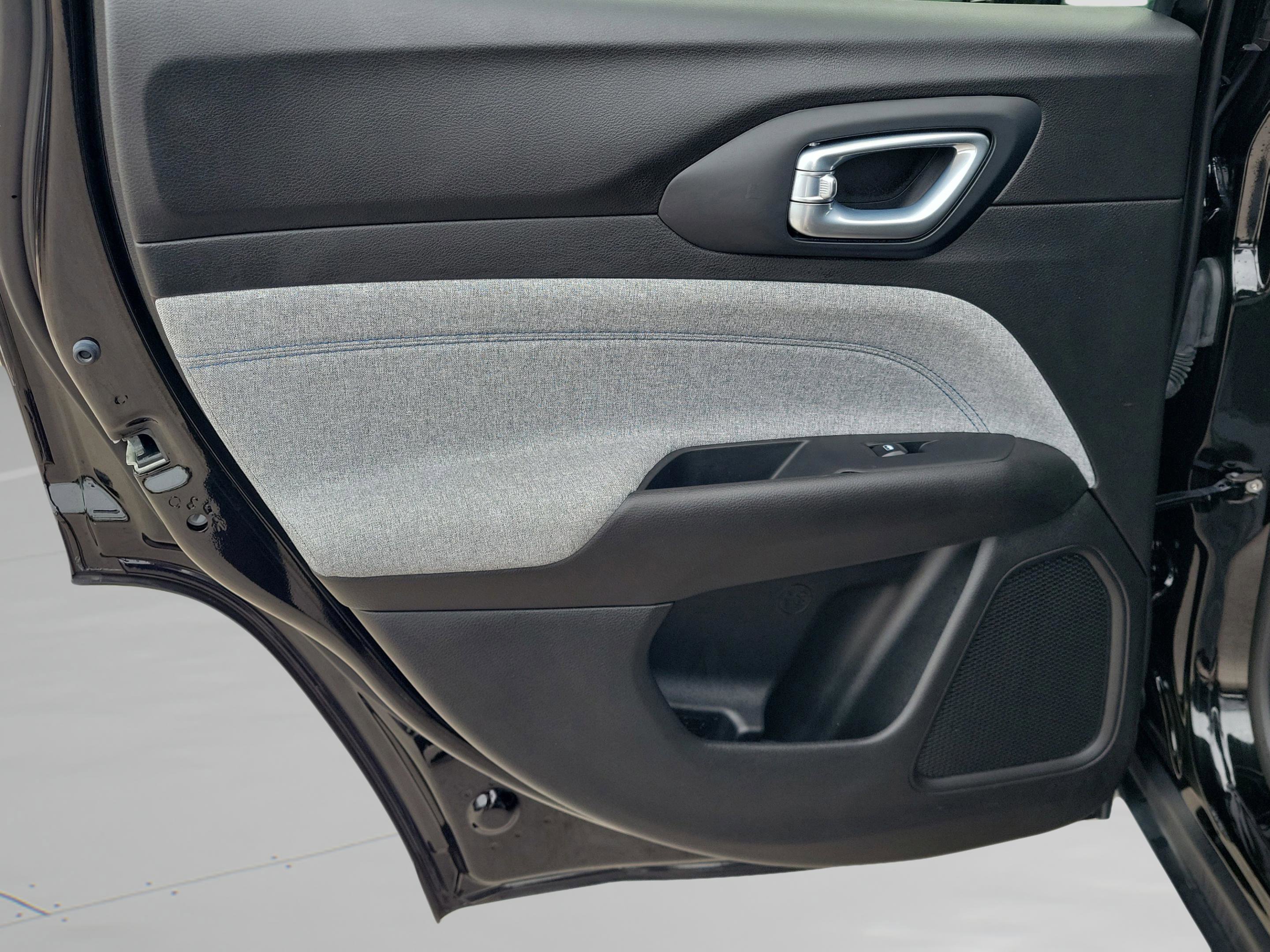 Used 2025 Jeep Compass Latitude image 28