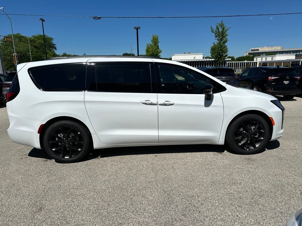 New 2027 Chrysler Pacifica Limited FWD image 6