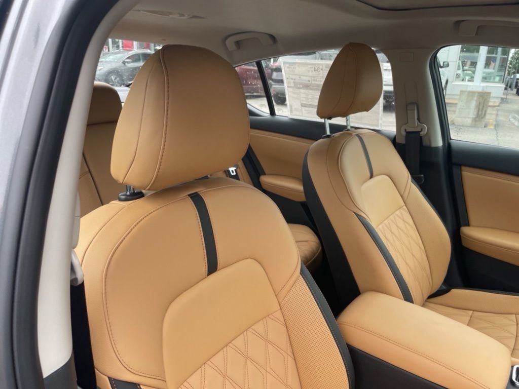 Used 2024 Nissan Sentra SV w/ SV Premium Package image 12