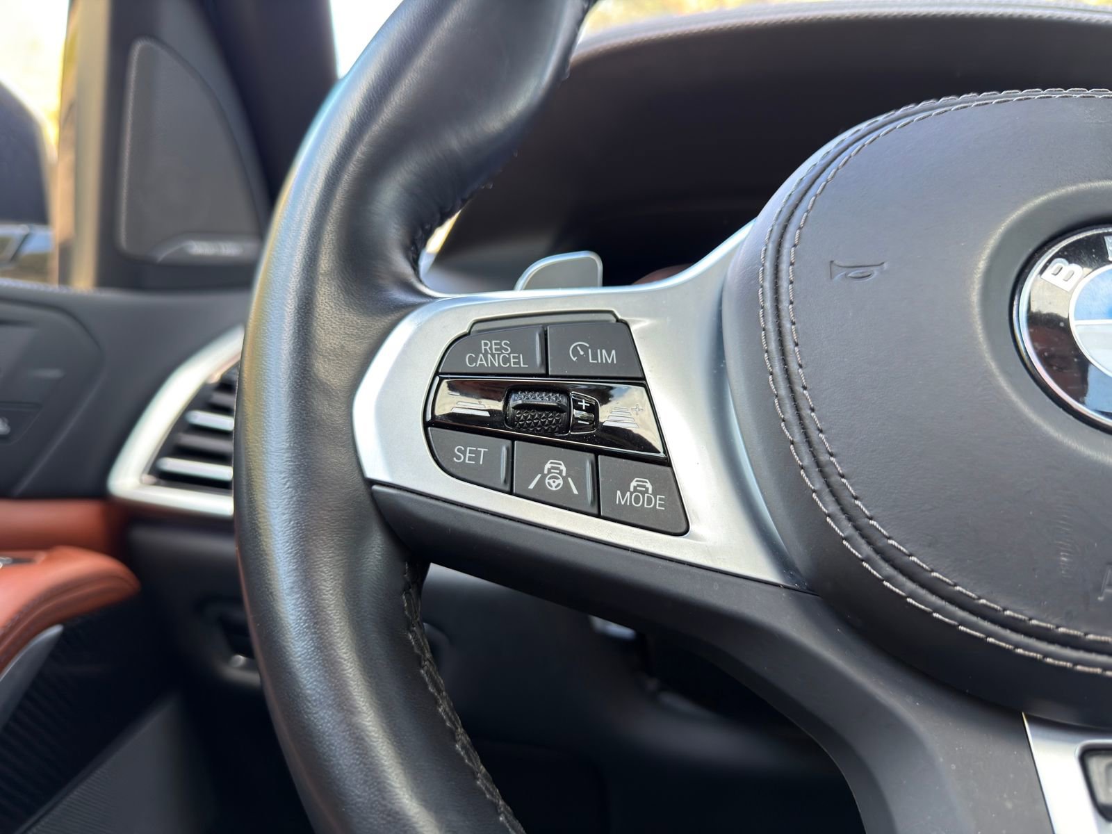 Used 2022 BMW X5 M50i image 25