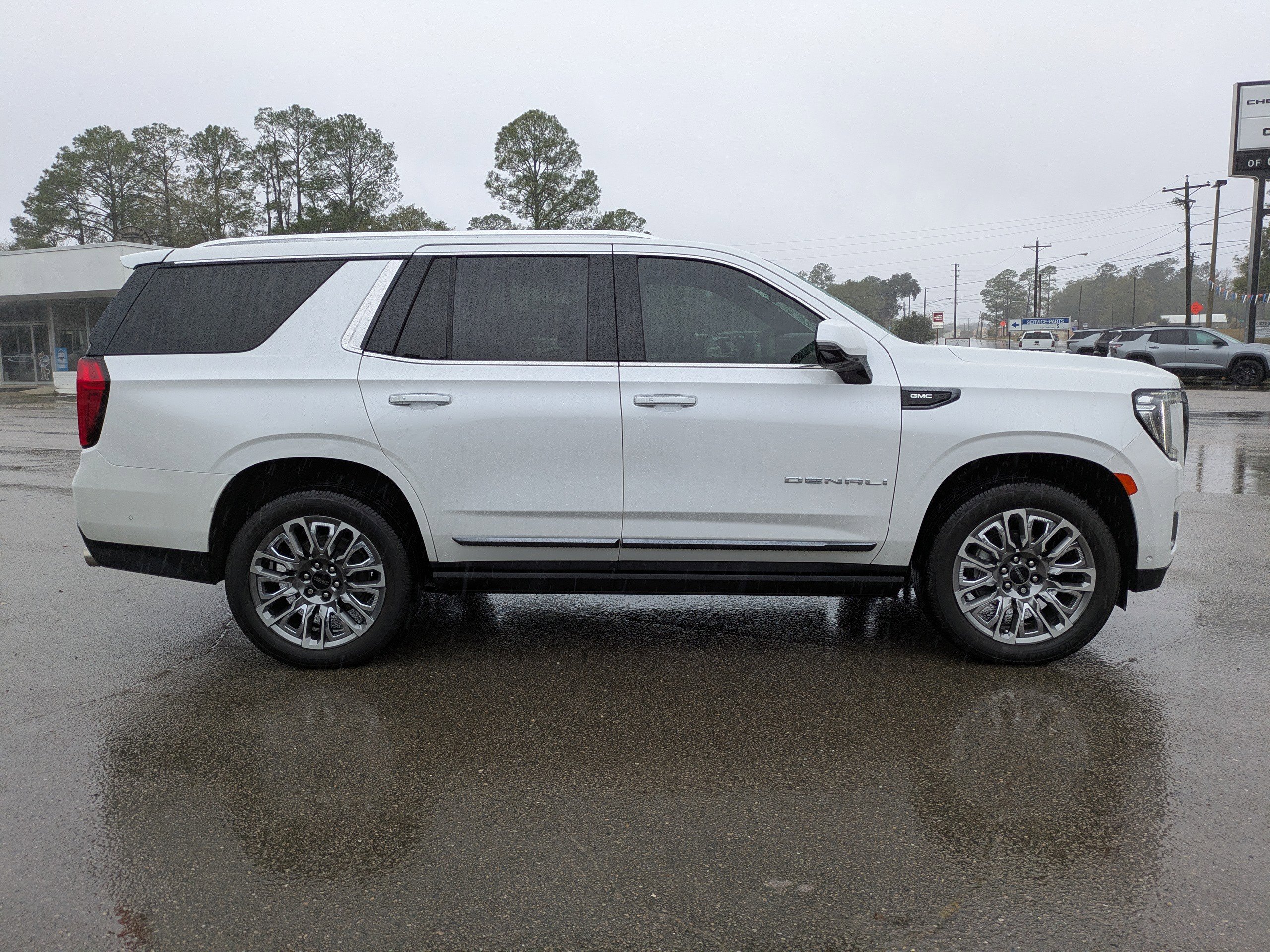 Used 2023 GMC Yukon Denali Ultimate image 3