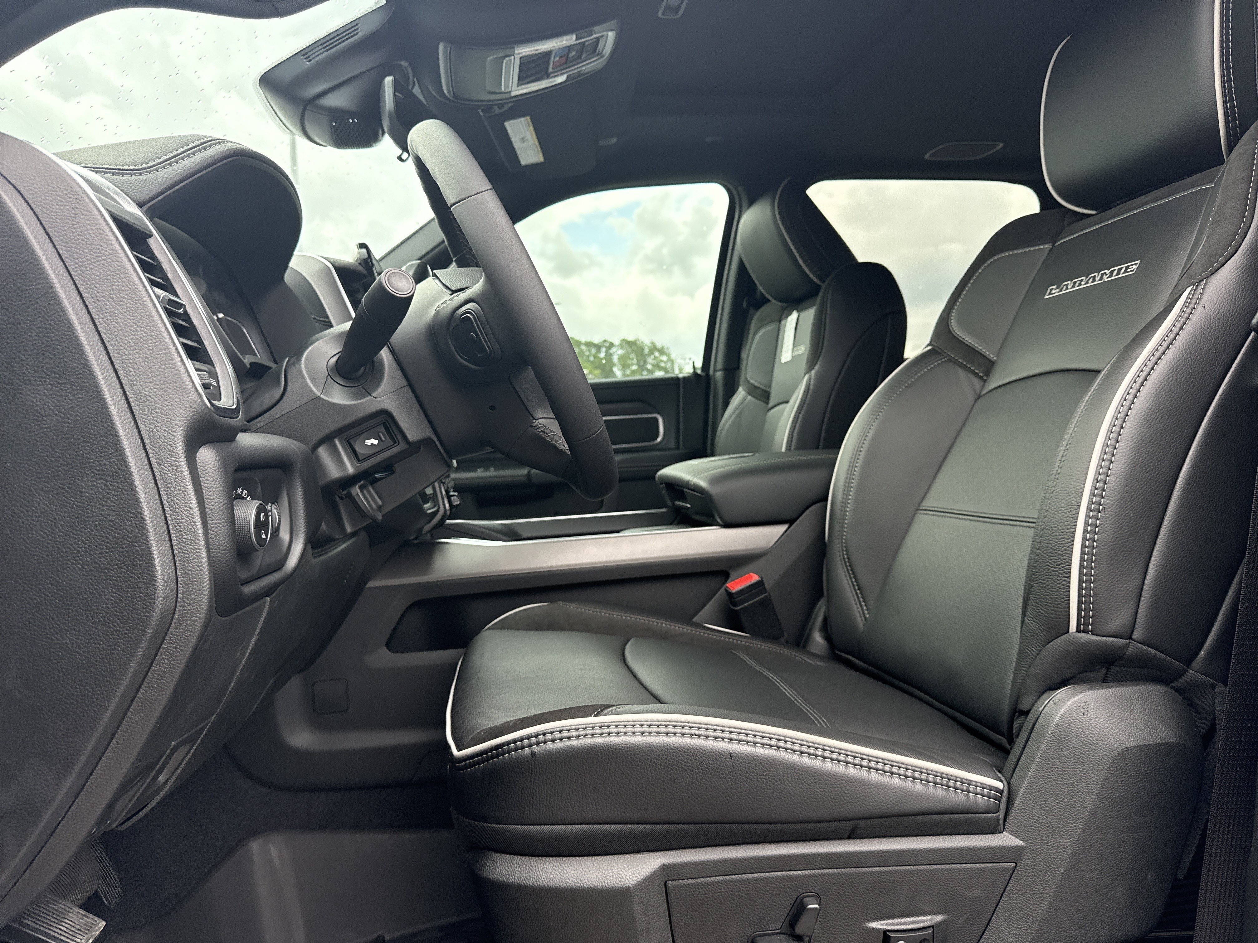 New 2026 RAM 3500 Laramie AWD/4WD image 14