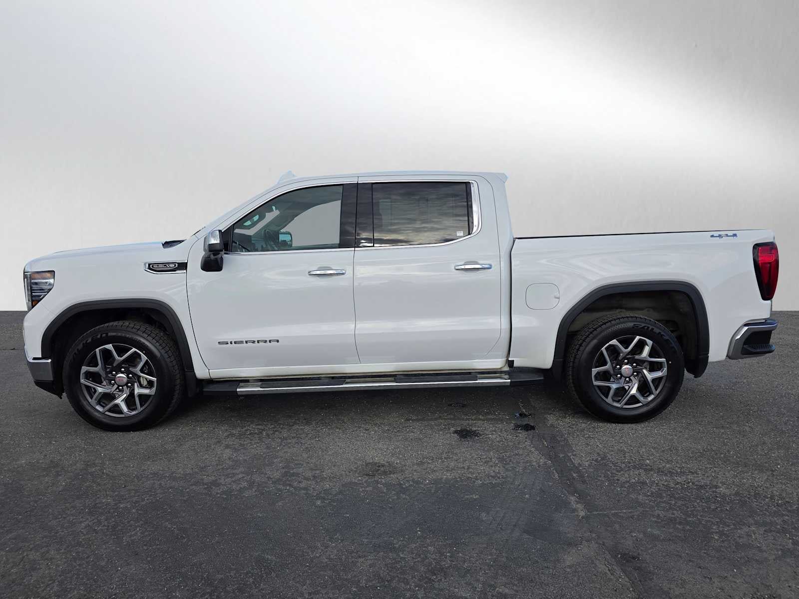 Used 2023 GMC Sierra 1500 SLT w/ SLT Premium Package AWD/4WD image 6