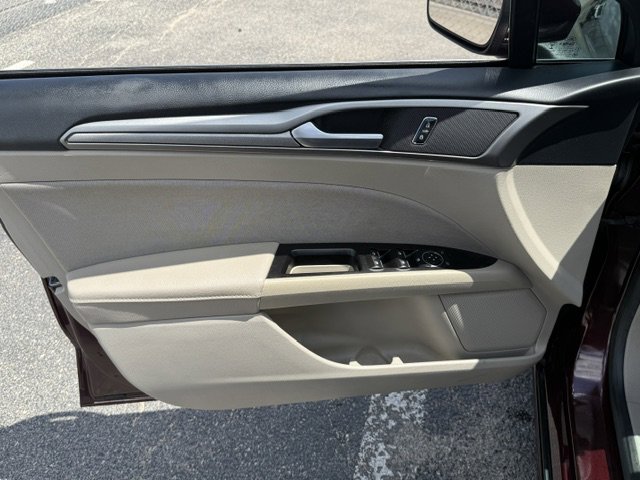 Used 2017 Ford Fusion SE w/ Fusion SE Technology Package image 10