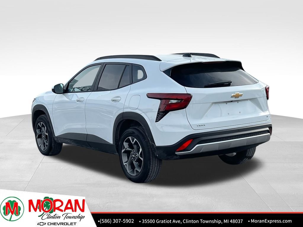 Certified 2025 Chevrolet Trax LT w/ Driver Confidence Package image 4