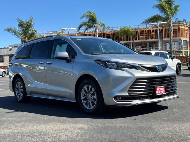 Certified 2025 Toyota Sienna XLE FWD image 4