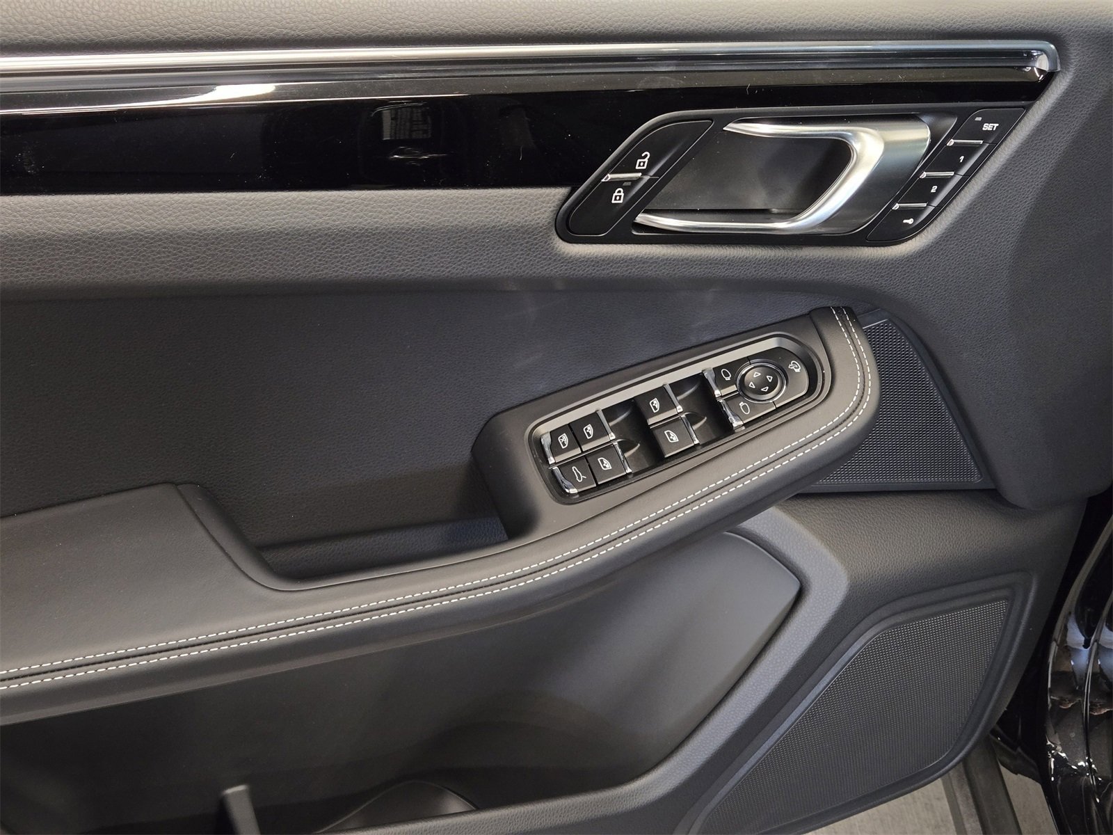 Certified 2025 Porsche Macan image 20