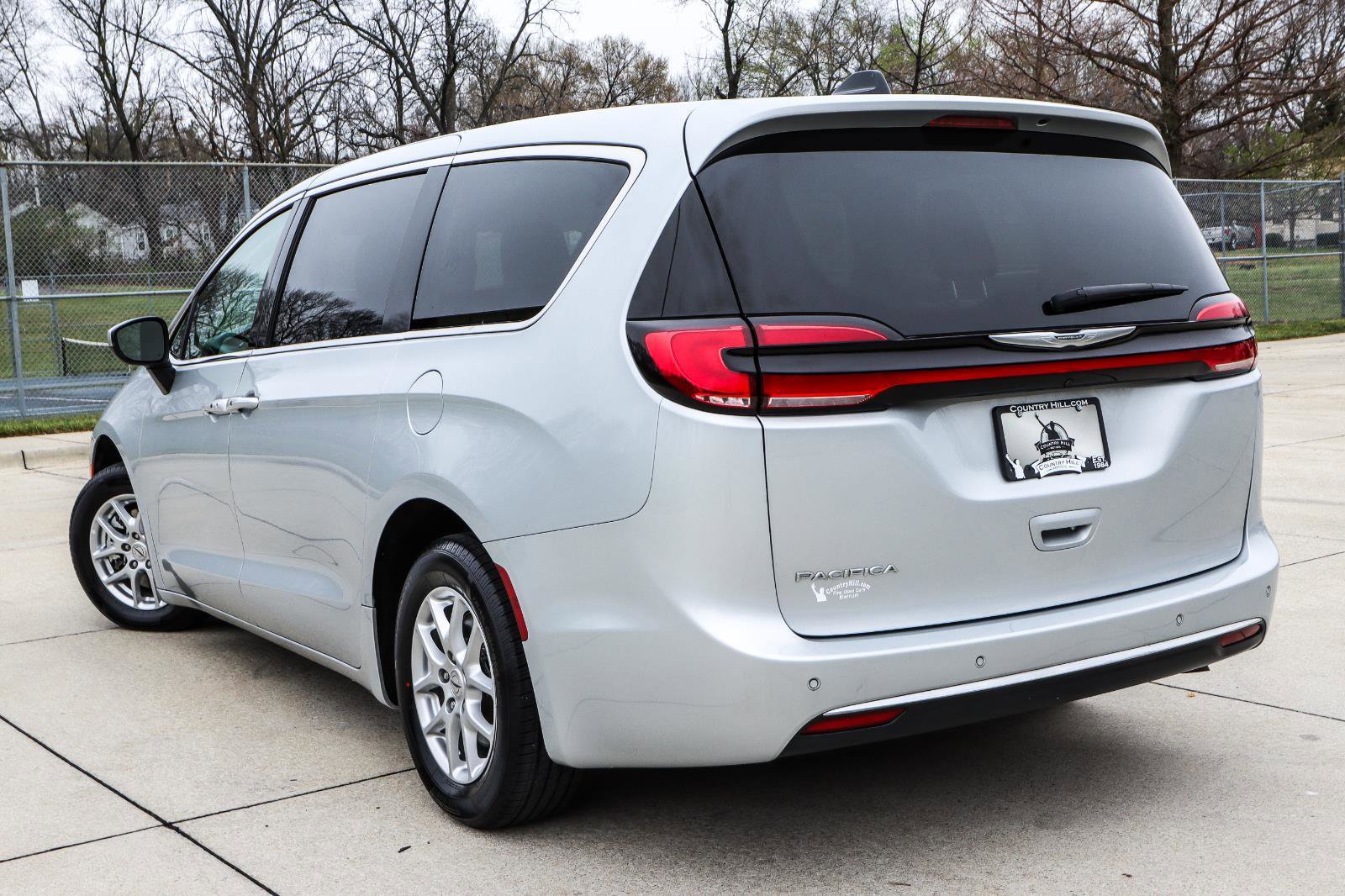 Used 2023 Chrysler Pacifica Touring-L FWD image 17