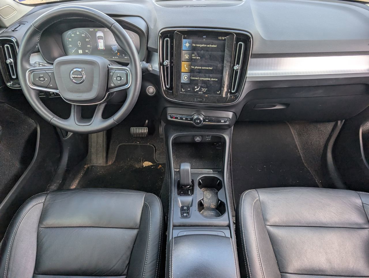 Used 2022 Volvo XC40 T4 Momentum image 9