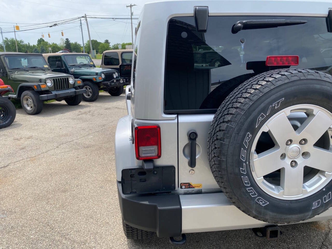 Used 2012 Jeep Wrangler Unlimited Sahara w/ Dual Top Group AWD/4WD image 64