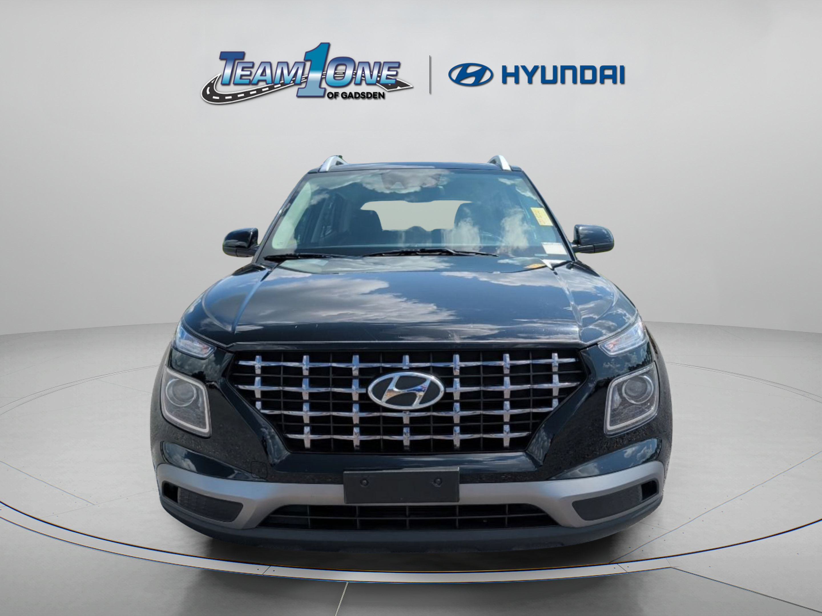 Used 2021 Hyundai Venue SEL FWD image 2