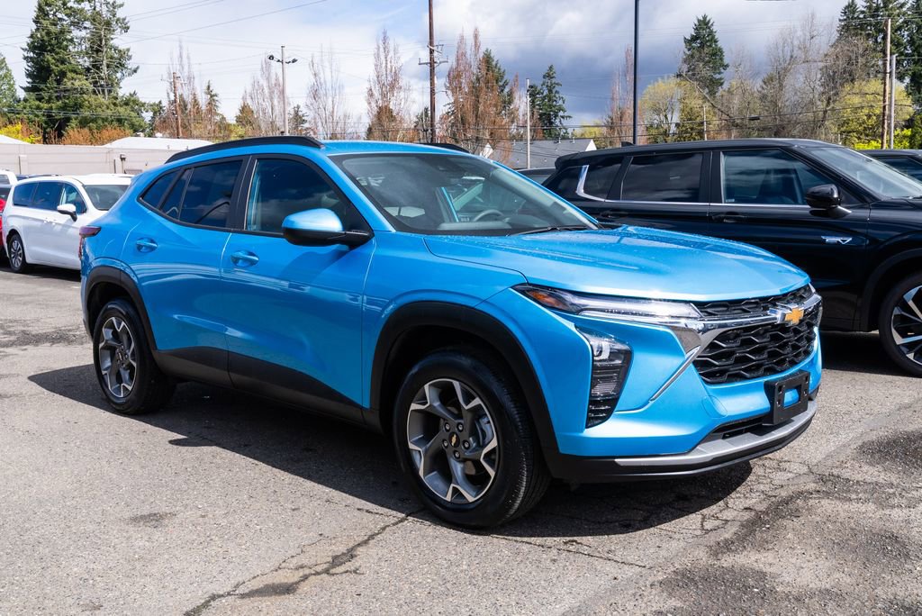 Used 2025 Chevrolet Trax LT image 1