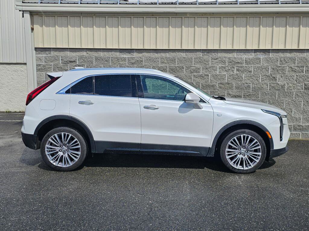 Used 2024 Cadillac XT4 Premium Luxury image 9