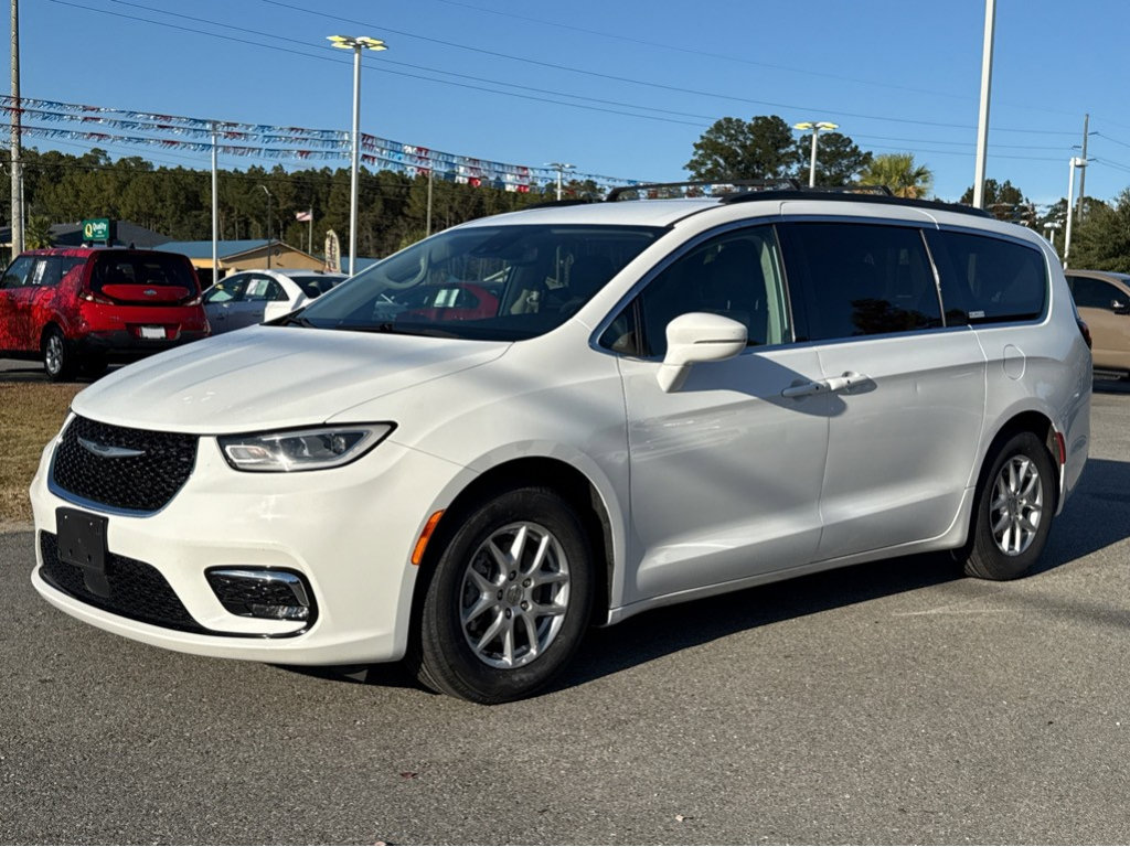 Used 2024 Chrysler Pacifica Touring-L image 3