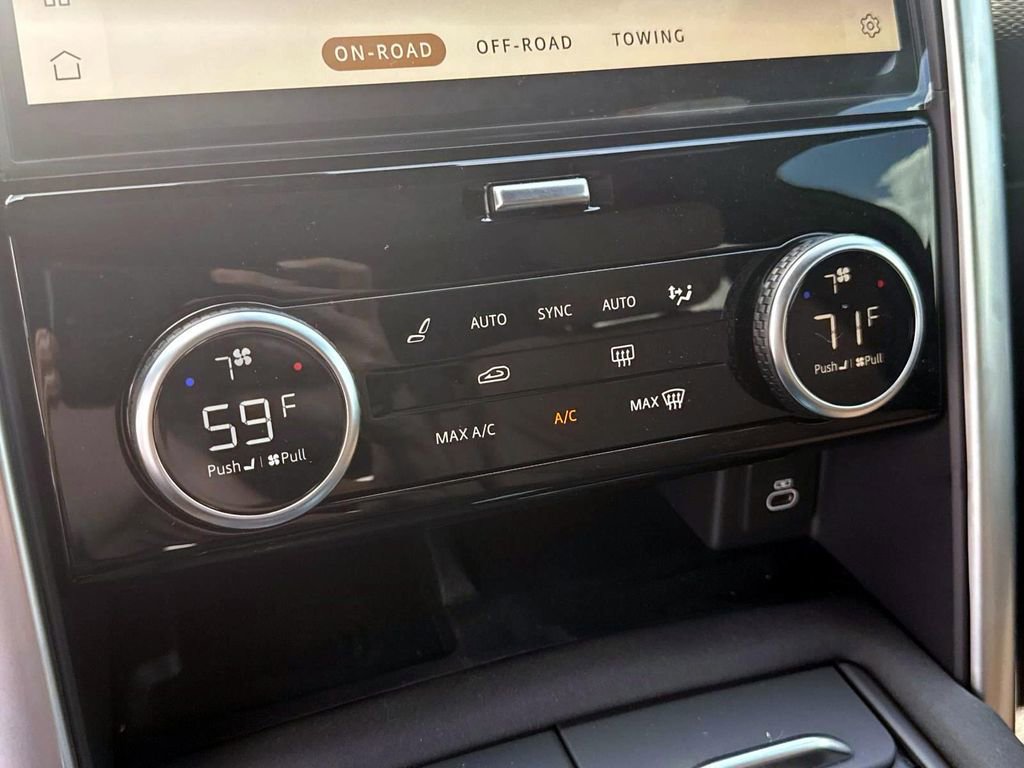 Used 2025 Land Rover Discovery Dynamic SE AWD/4WD image 23