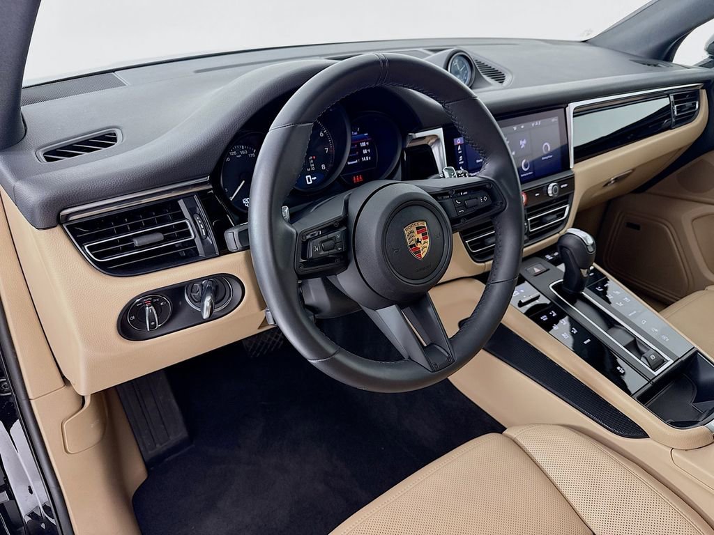Certified 2025 Porsche Macan image 4