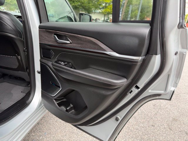 Used 2023 Jeep Grand Cherokee Overland AWD/4WD image 20