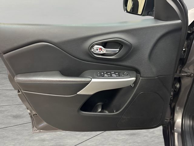 Used 2018 Jeep Cherokee Latitude Plus w/ Comfort/Convenience Group image 10