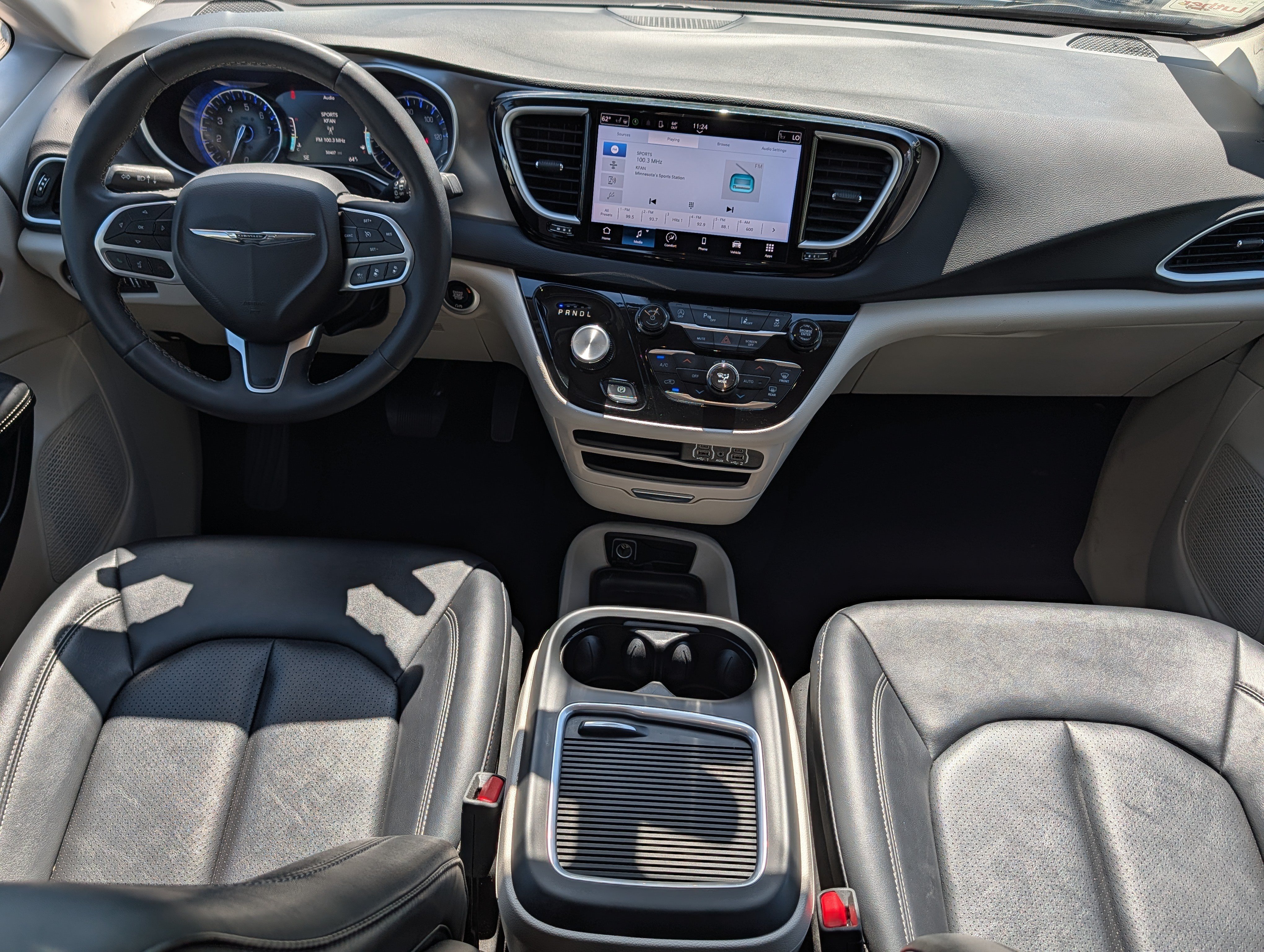 Used 2024 Chrysler Pacifica Touring-L FWD image 10