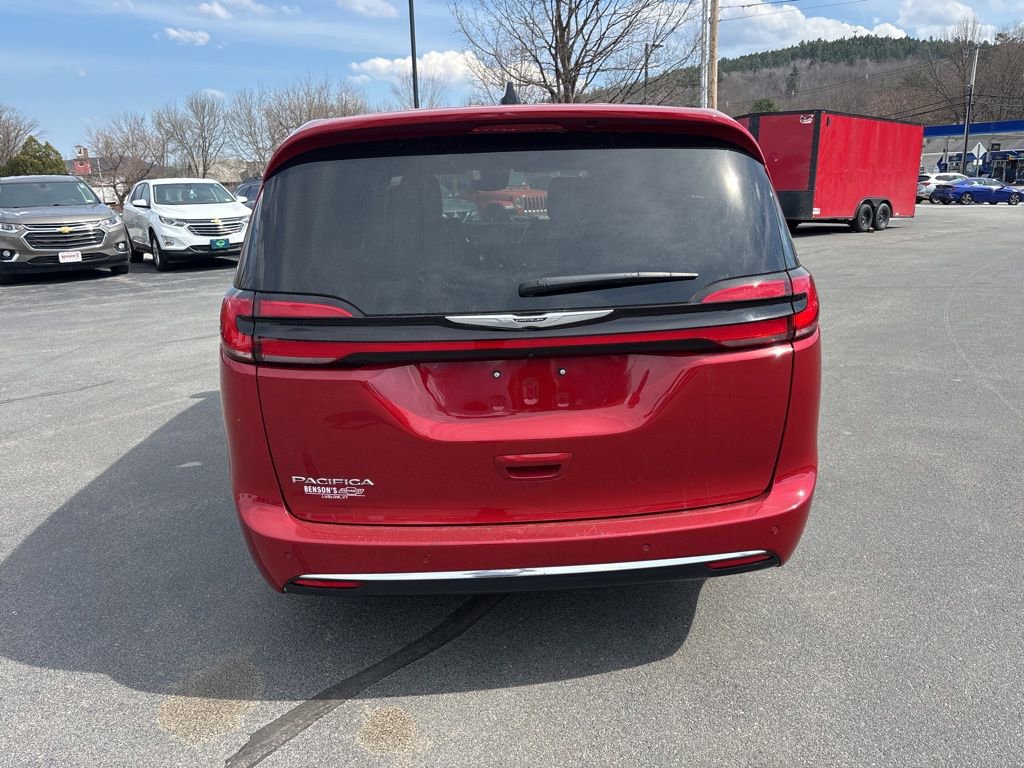 Used 2025 Chrysler Pacifica Select image 4