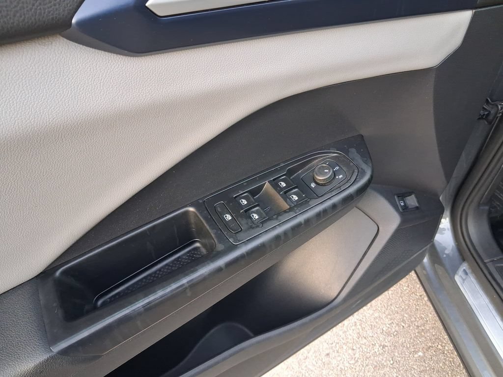 Used 2022 Volkswagen Taos SE w/ Panoramic Sunroof Package FWD image 17