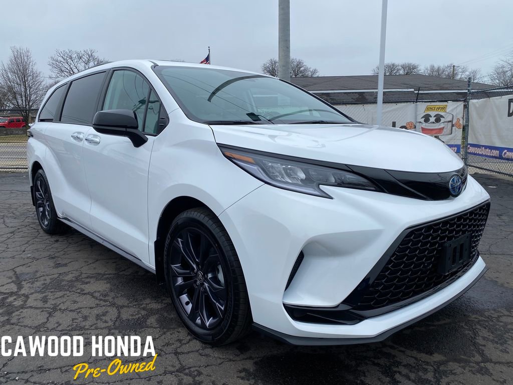 Used 2025 Toyota Sienna XSE image 1