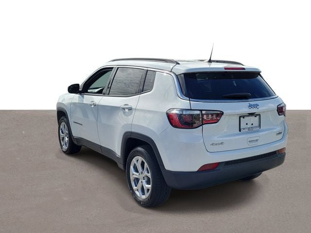 Used 2024 Jeep Compass Latitude AWD/4WD image 3