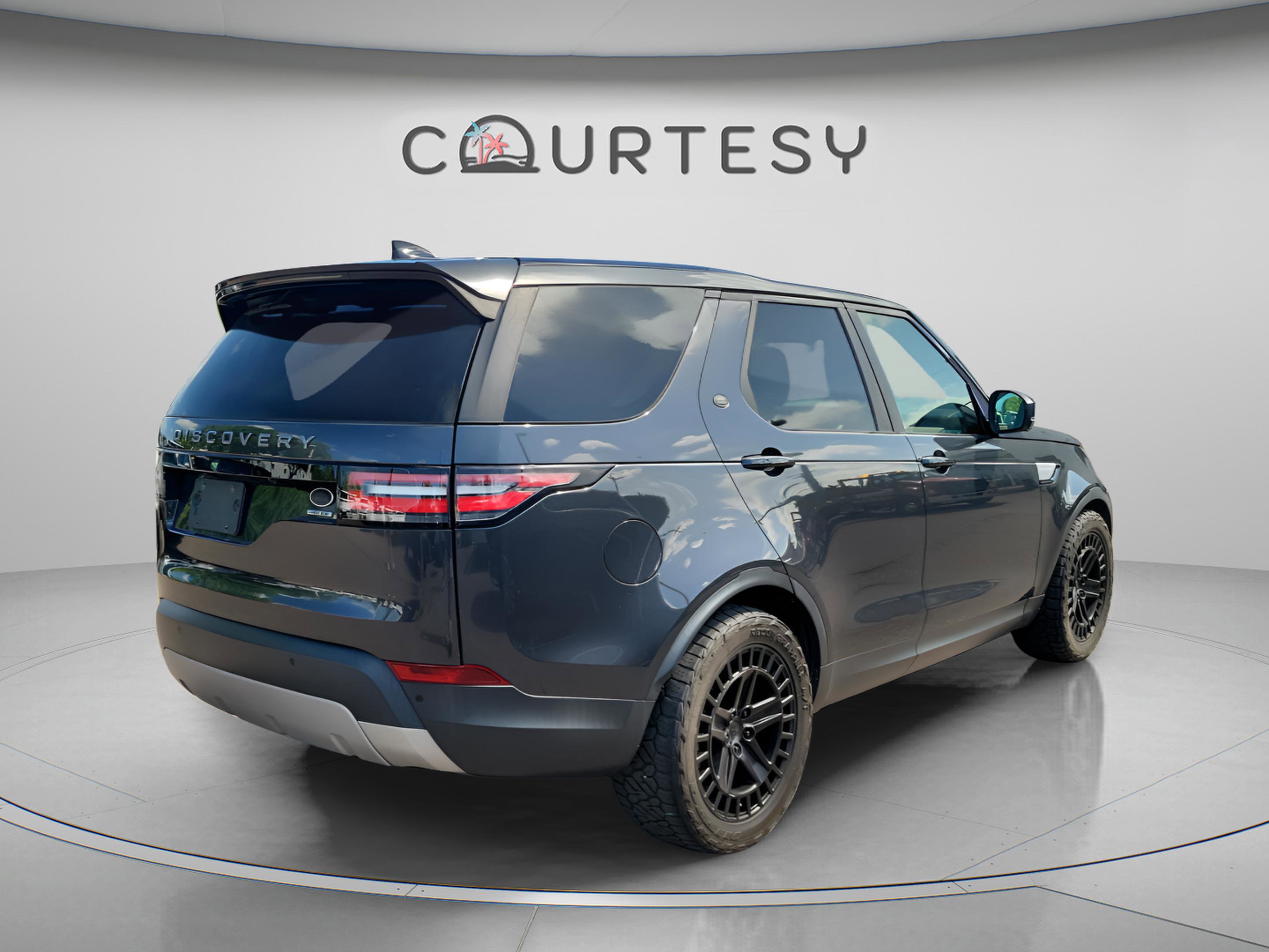 Used 2018 Land Rover Discovery HSE image 3