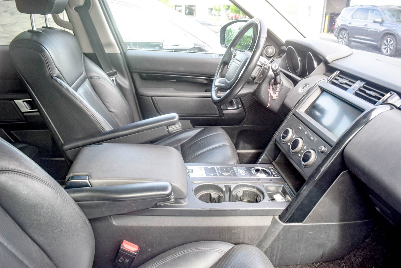 Used 2020 Land Rover Discovery SE AWD/4WD image 18