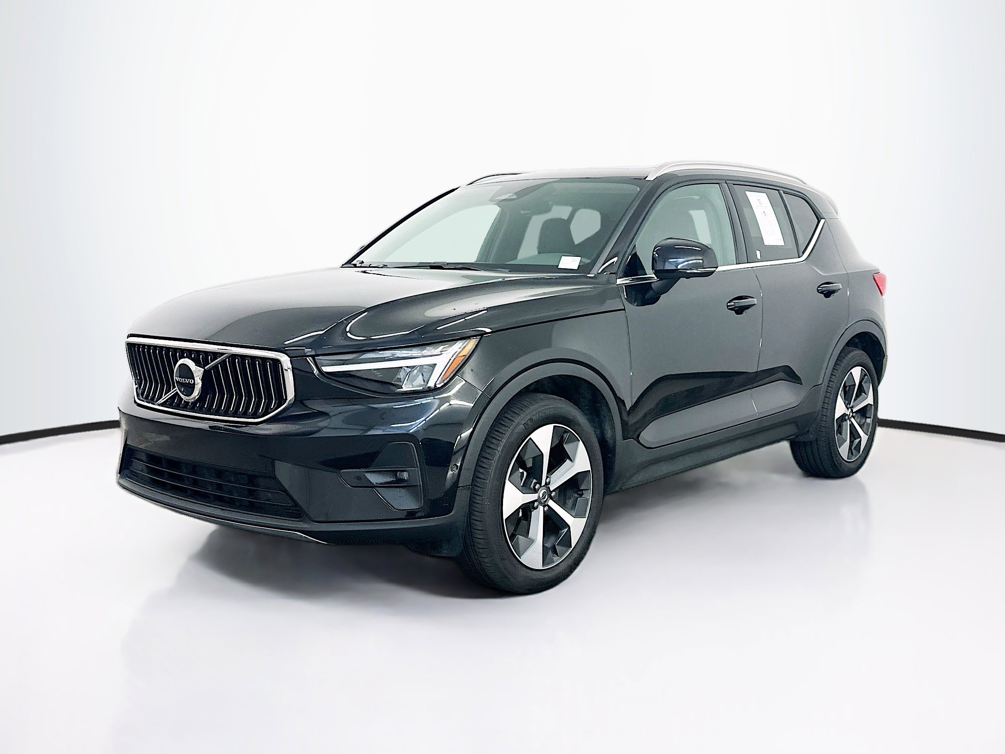 Used 2025 Volvo XC40 B5 Plus AWD/4WD image 3