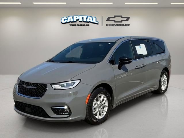 Used 2025 Chrysler Pacifica Select image 1