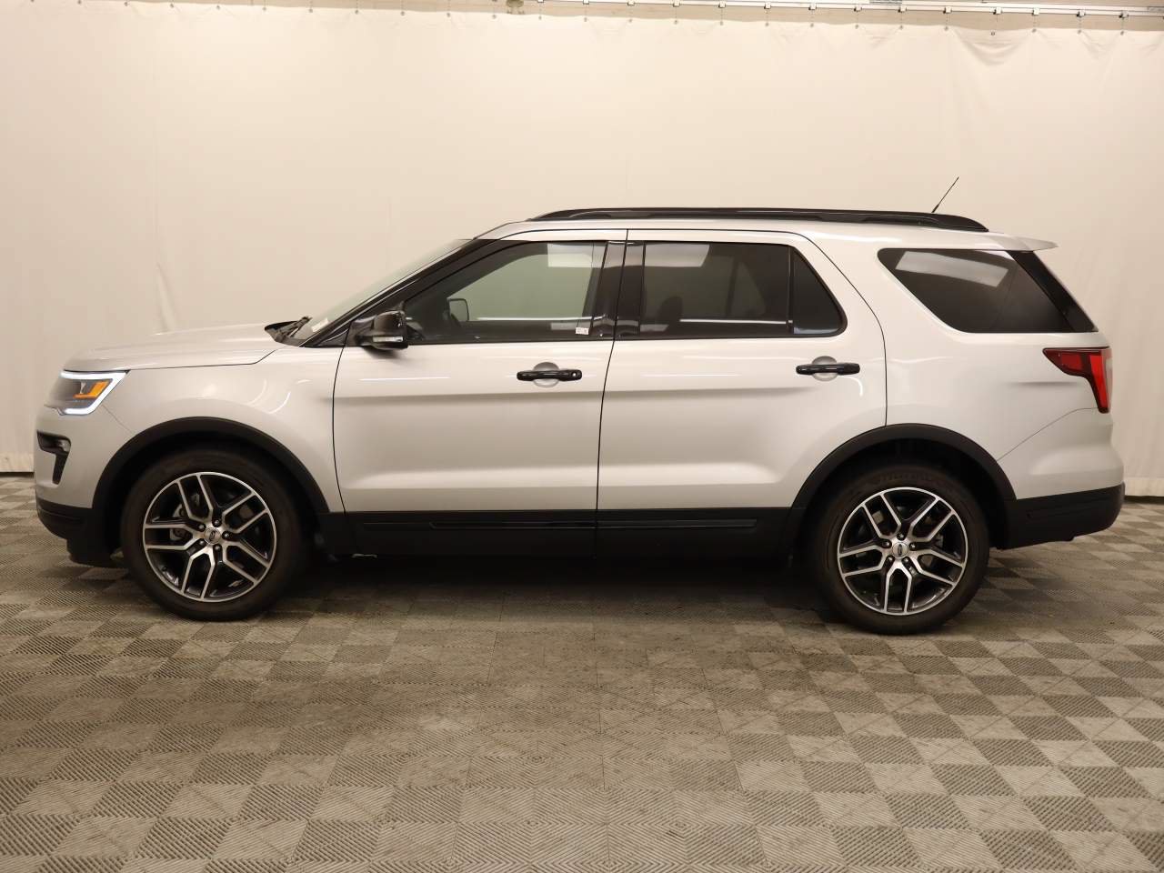 Used 2019 Ford Explorer Sport w/ Equipment Group 401A AWD/4WD image 2