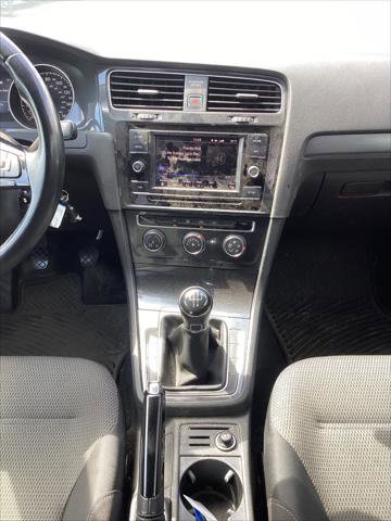 Used 2018 Volkswagen Golf S image 27