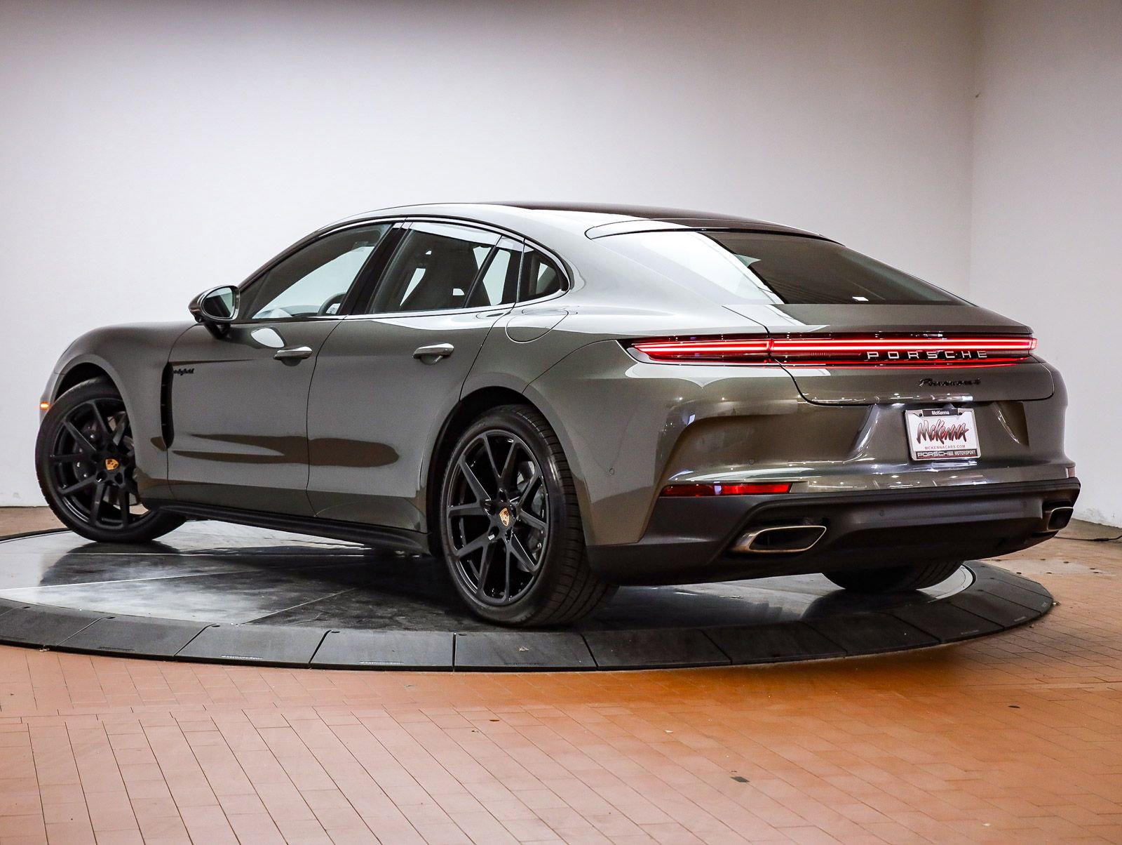 Used 2026 Porsche Panamera 4 image 3