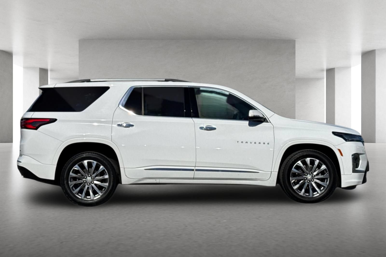 Used 2023 Chevrolet Traverse Premier FWD image 3