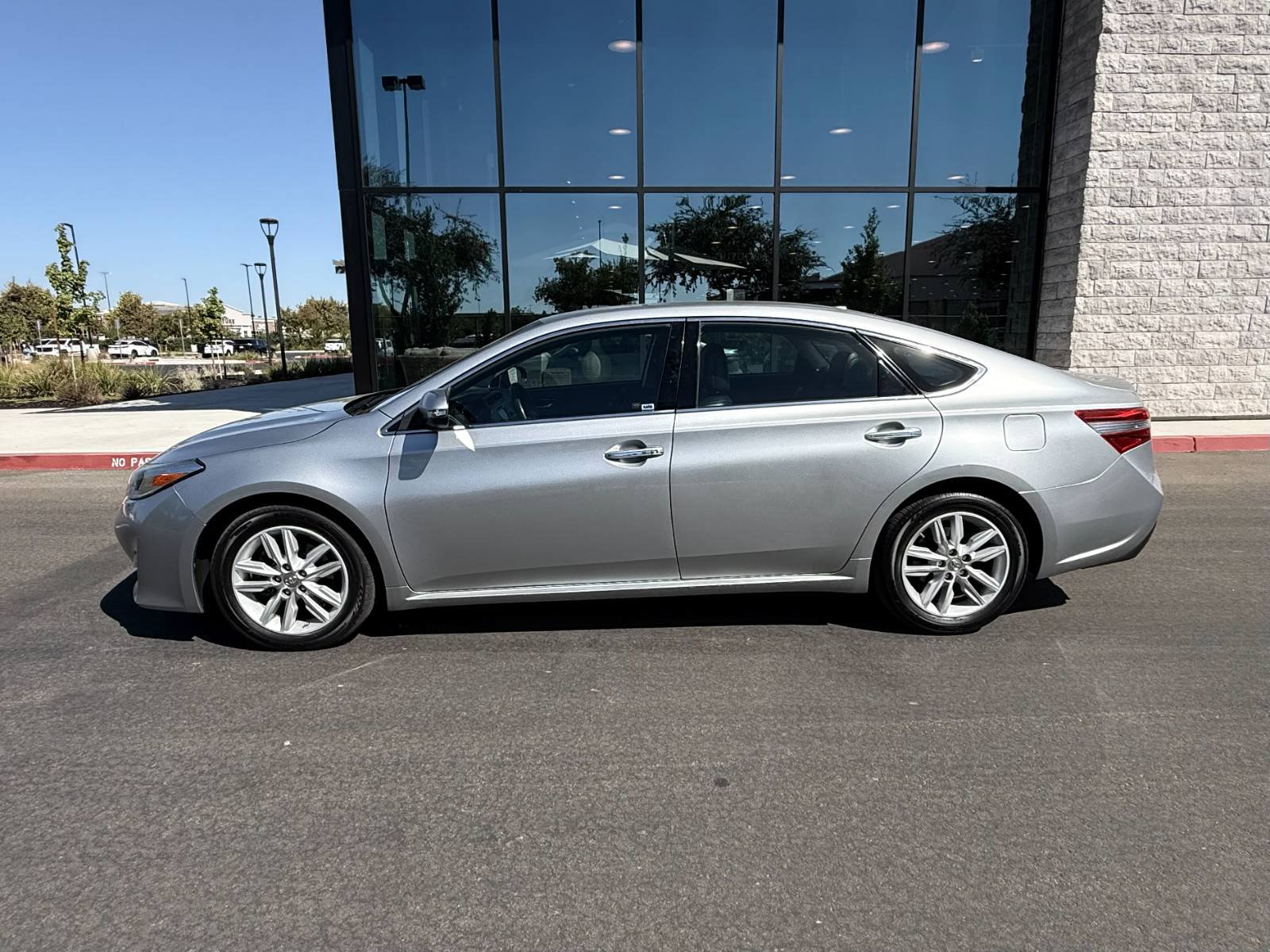 Used 2015 Toyota Avalon XLE FWD image 12