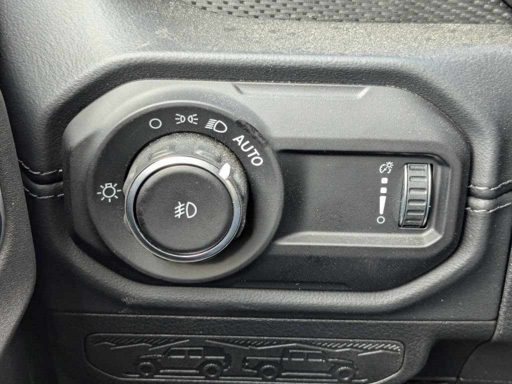 Used 2025 Jeep Wrangler Unlimited Rubicon w/ Convenience Group AWD/4WD image 17