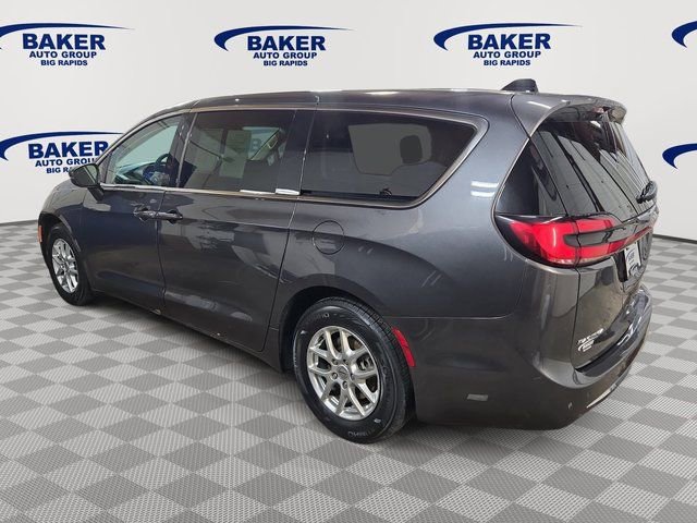 Used 2023 Chrysler Pacifica Touring-L image 4