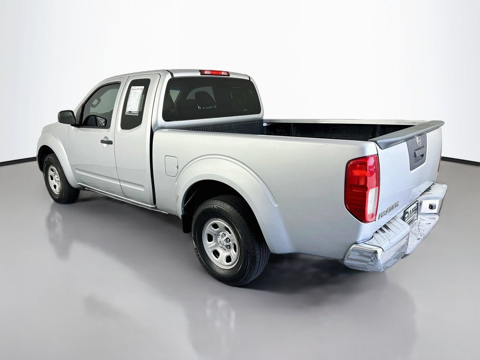 Used 2015 Nissan Frontier S RWD image 5