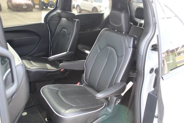 Used 2025 Chrysler Pacifica Limited FWD image 26