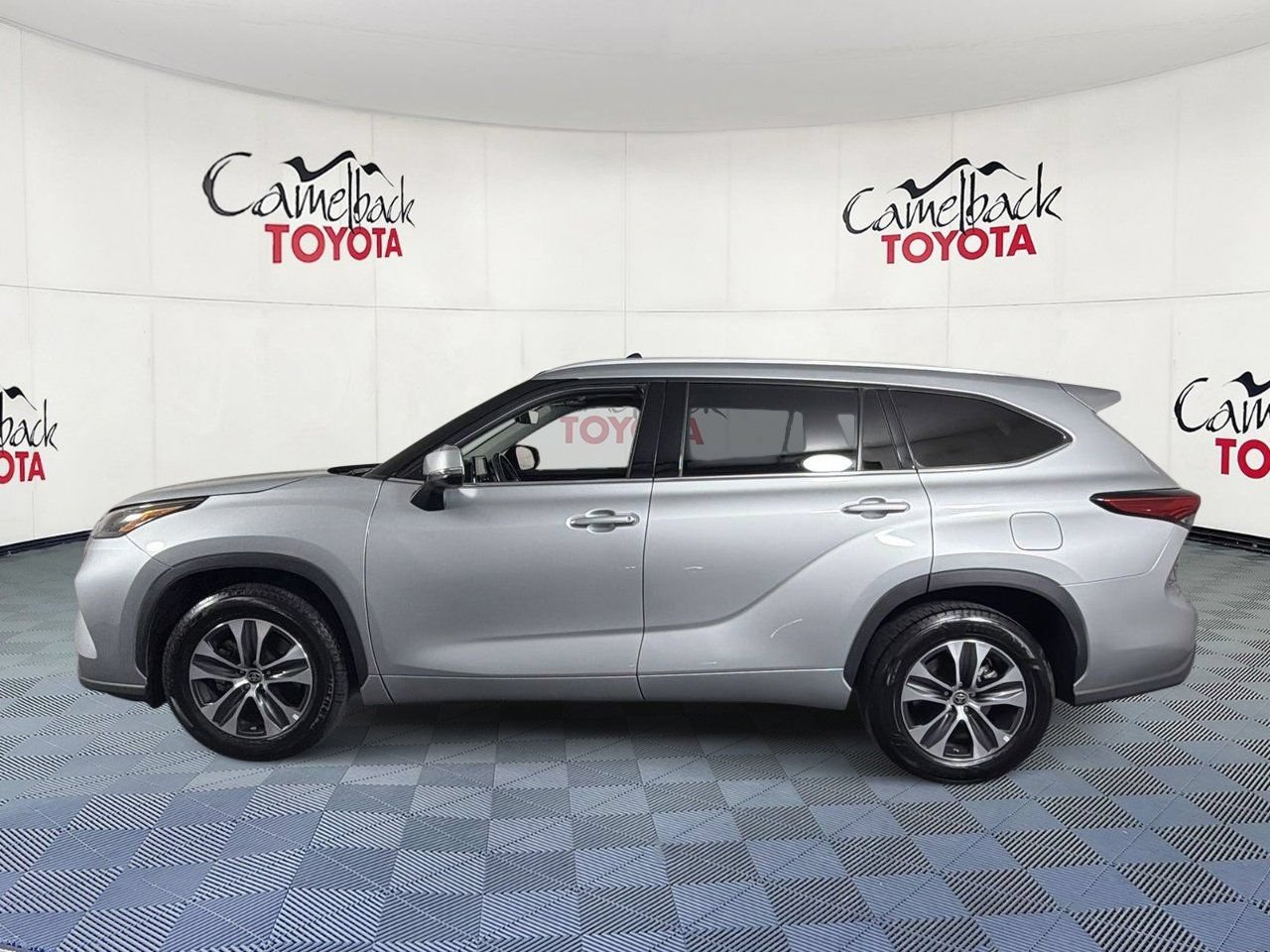 Used 2022 Toyota Highlander XLE FWD image 5