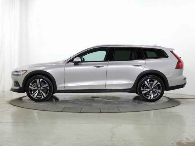 Certified 2025 Volvo V60 B5 Cross Country Plus image 4