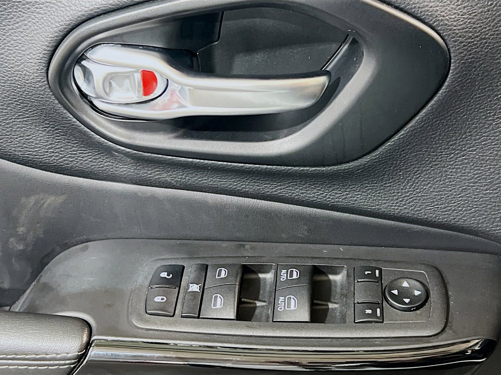 Used 2023 Jeep Cherokee Altitude Lux image 14