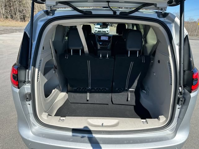Used 2024 Chrysler Pacifica Touring-L FWD image 24