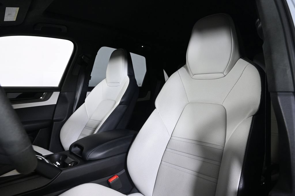 Certified 2025 Porsche Cayenne GTS AWD/4WD image 5