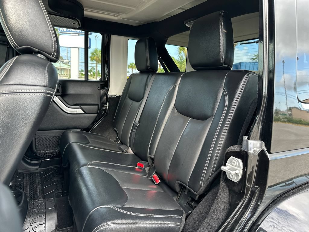 Used 2017 Jeep Wrangler Unlimited Sahara w/ Connectivity Group AWD/4WD image 13